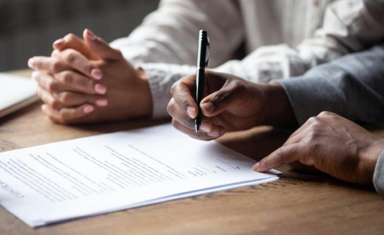 Handen, documenten, handtekening